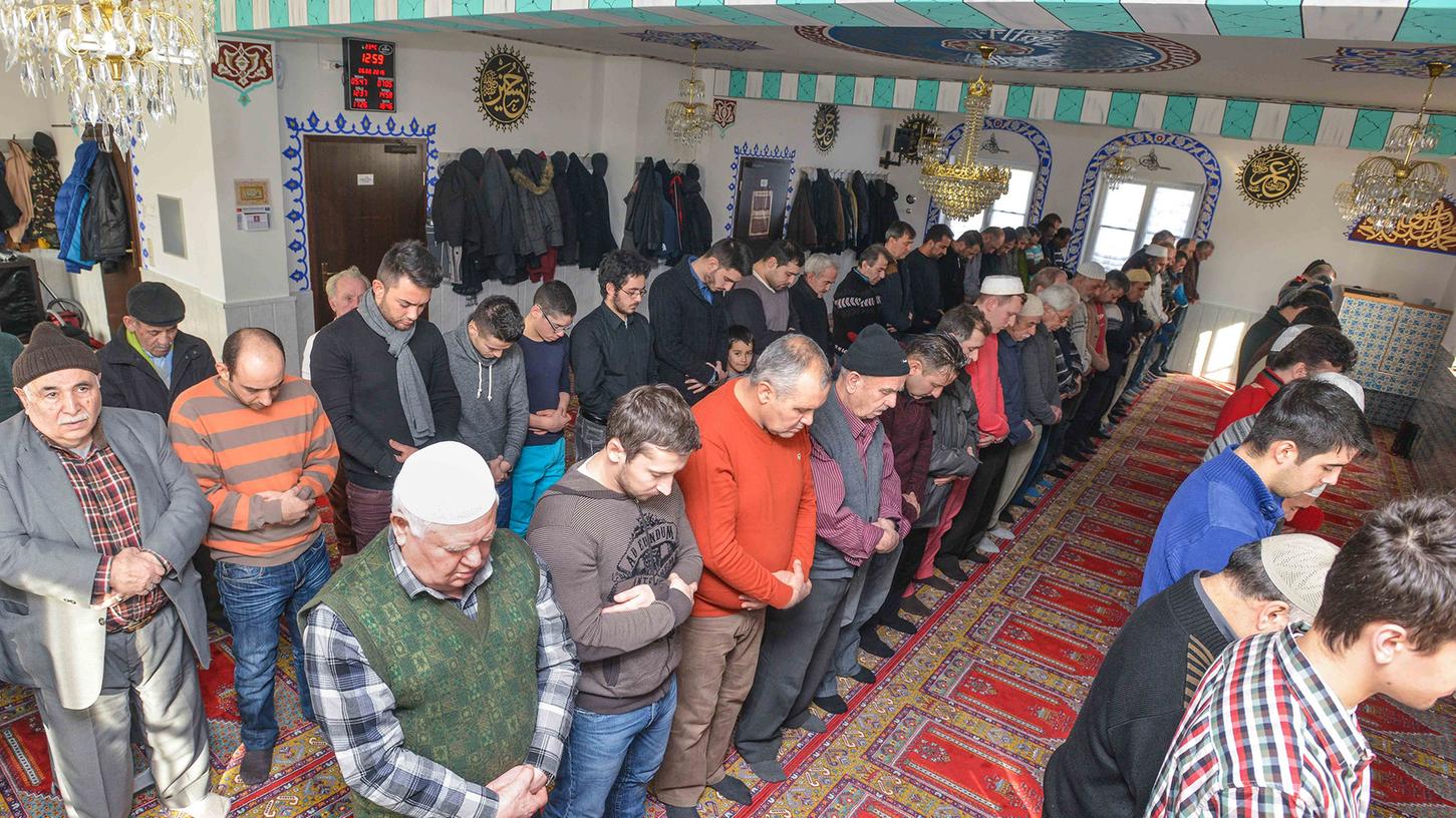 Nicht möglich: So eng wie auf diesem Archivfoto aus dem Jahr 2015 dürfen die Gläubigen Muslime in der Moschee in Roth längst nicht mehr stehen. Abstandsregeln und Hygienekonzept werden genau eingehalten.