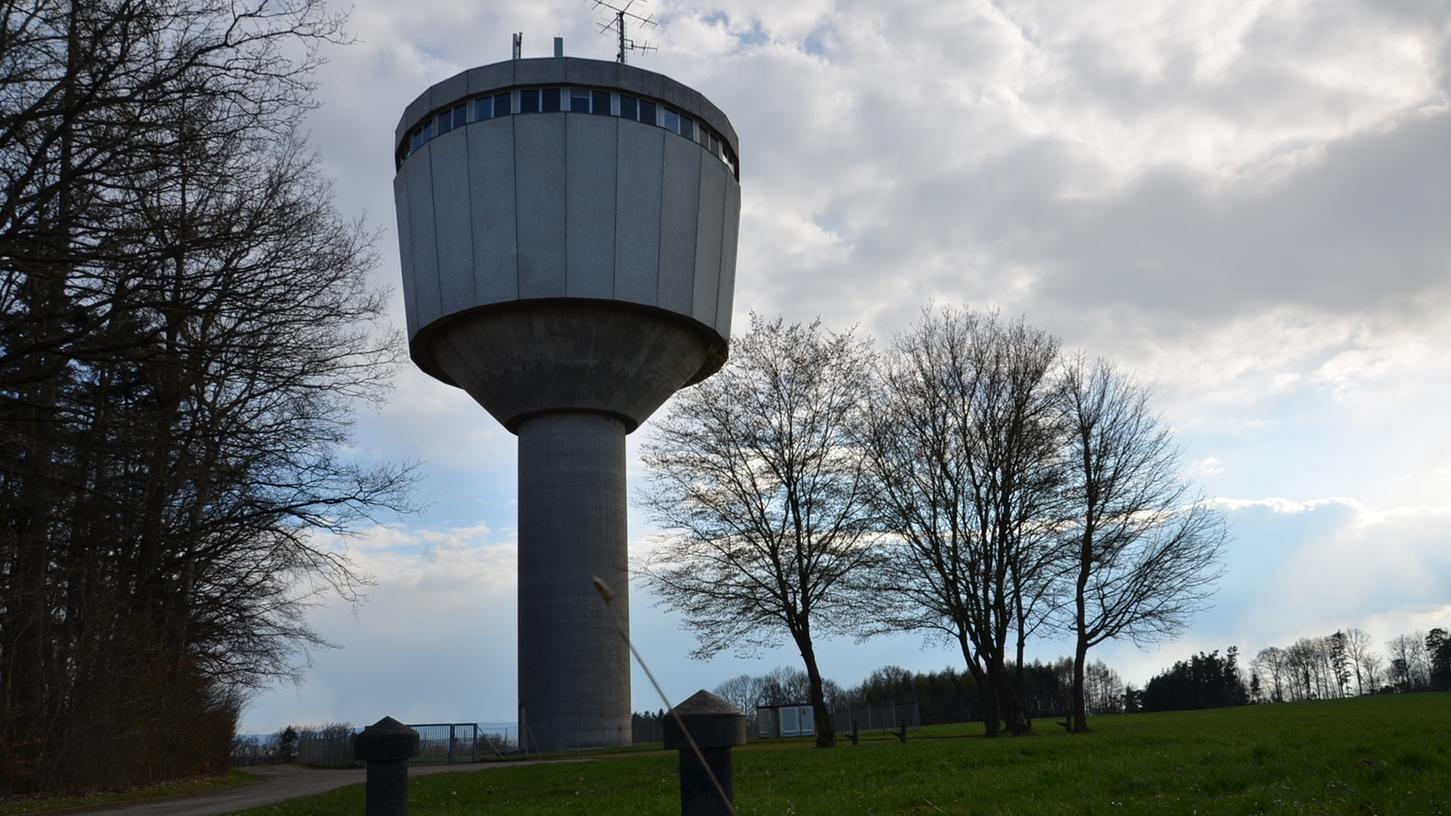 Nicht schön – aber schon fast ein Wahrzeichen: der Wasserturm bei Geiselsberg. Er könnte einem unterirdischen Speicher weichen.
Nicht schön – aber schon fast ein Wahrzeichen: der Wasserturm bei Geiselsberg. Er könnte einem unterirdischen Speicher weichen.