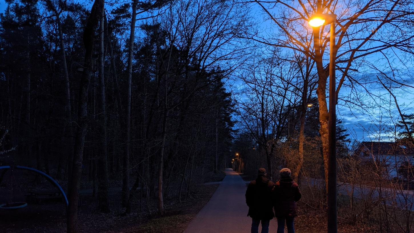  Am Spielplatz (unser Foto) reichen die gelben Licht-Kegel gerade so aus. Doch auf Höhe der Schopperstraße endet urplötzlich die Gehwegbeleuchtung.