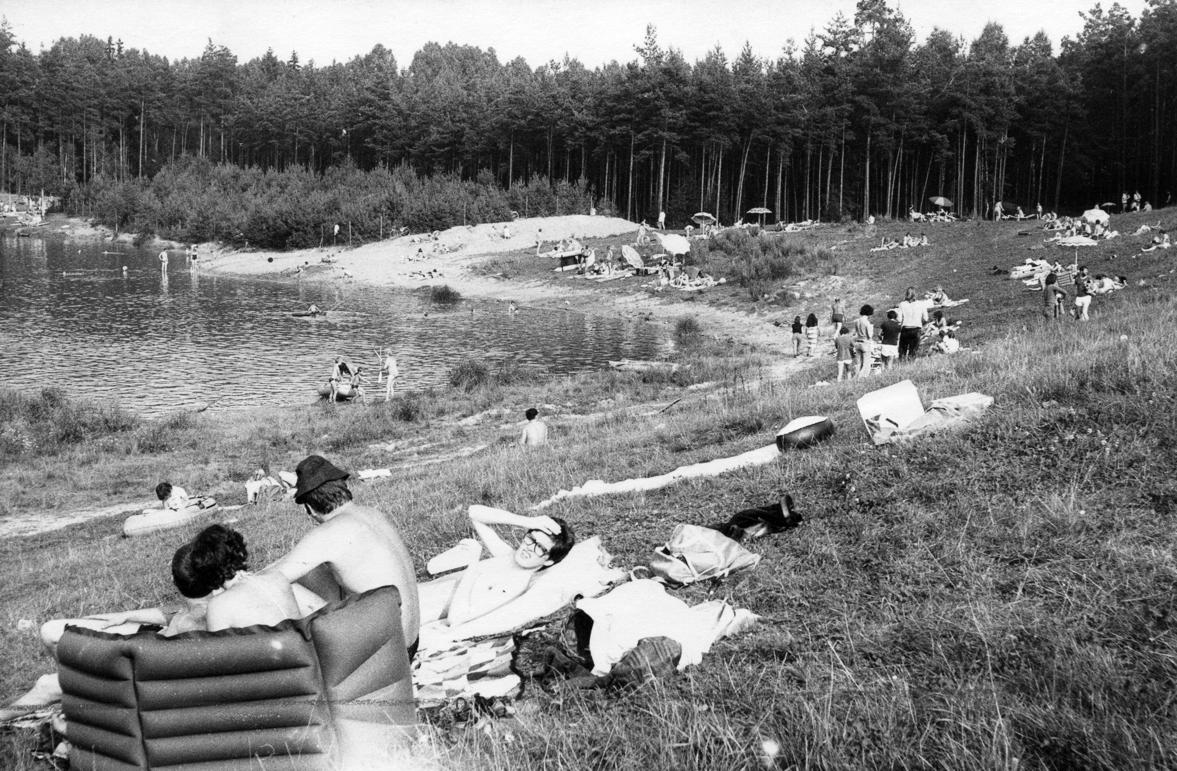 Und so sah es neun Jahre später aus. Schon viele Jahre vor der offiziellen Freigabe als Badegewässer, tummelten sich an warmen Sommertagen Hunderte von Badegästen am Birkensee. Während es an den weitläufigen Stränden zu keinem Gedränge kam, gab es bei den Parkplätzen Probleme wegen Überfüllung.
