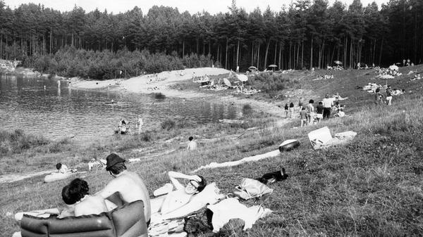 Und so sah es neun Jahre später aus. Schon viele Jahre vor der offiziellen Freigabe als Badegewässer, tummelten sich an warmen Sommertagen Hunderte von Badegästen am Birkensee. Während es an den weitläufigen Stränden zu keinem Gedränge kam, gab es bei den Parkplätzen Probleme wegen Überfüllung.