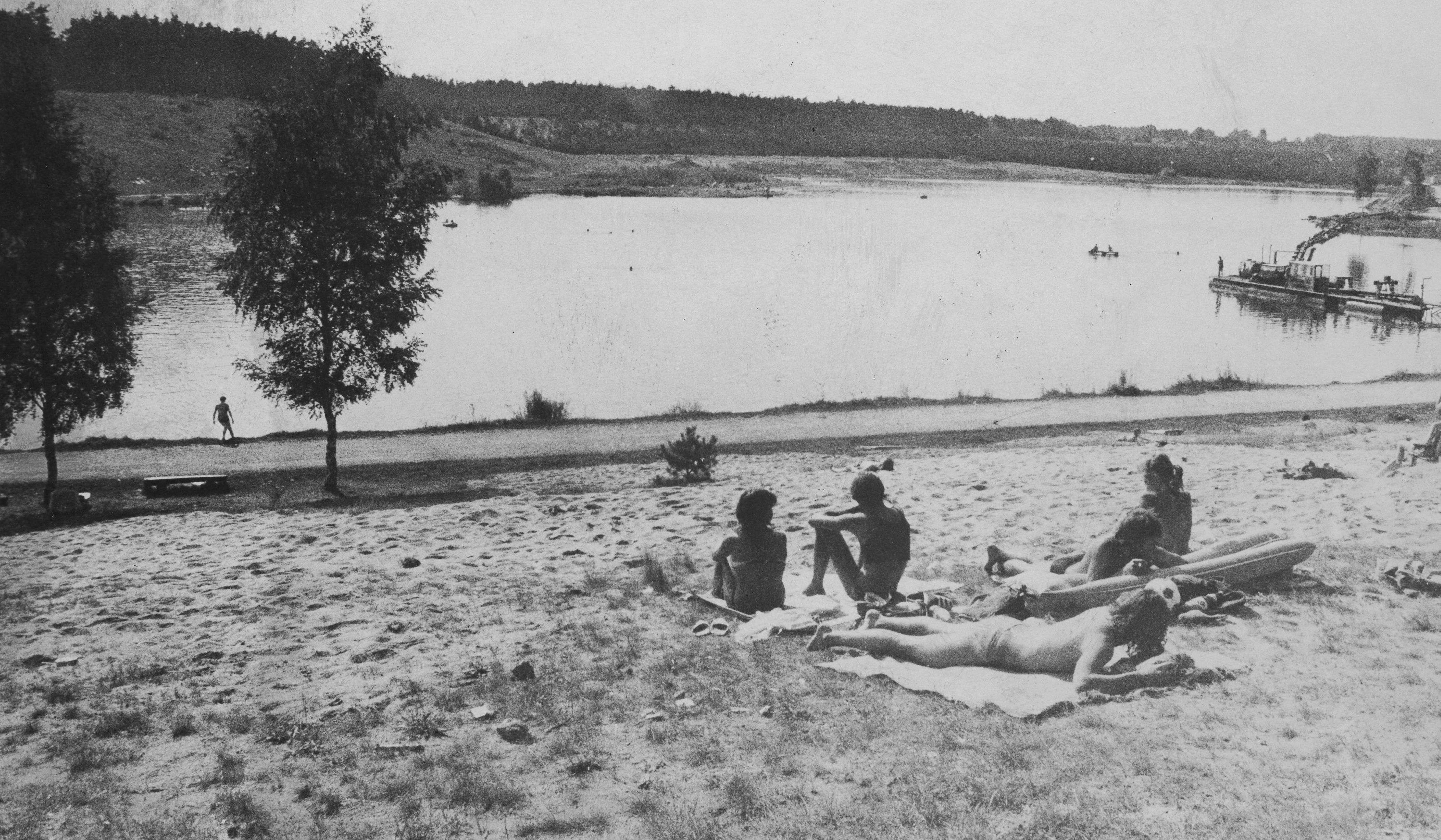 Der Sandabbau endete 1985. Erst im folgenden Jahr begann der „offizielle Badebetrieb“ am Birkensee. 16 Jahre hatte es von der Vorstellung der Pläne bis zur Verwirklichung des Erholungsgebiets gedauert.