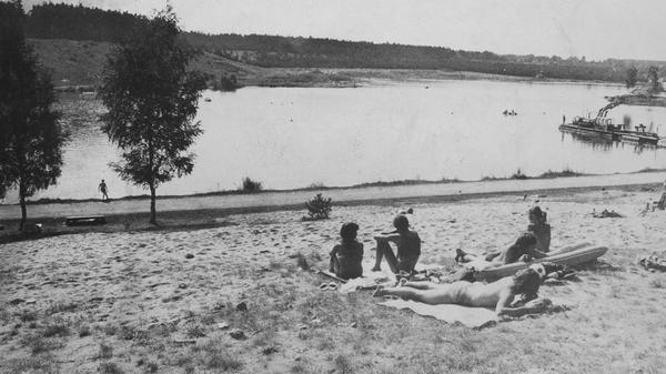 Der Sandabbau endete 1985. Erst im folgenden Jahr begann der „offizielle Badebetrieb“ am Birkensee. 16 Jahre hatte es von der Vorstellung der Pläne bis zur Verwirklichung des Erholungsgebiets gedauert.