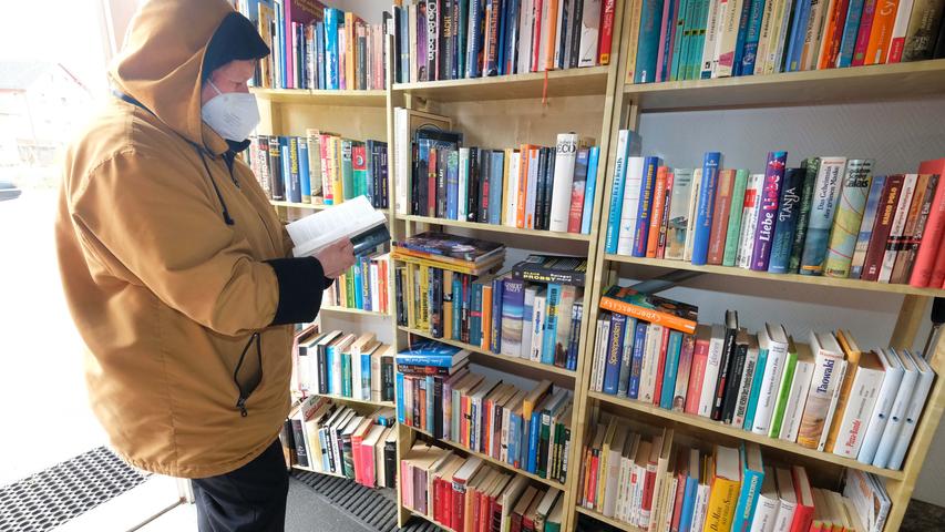 Im Dorfladen in Kunreuth wird gerne in den inzwischen vier Bücherregalen gestöbert.