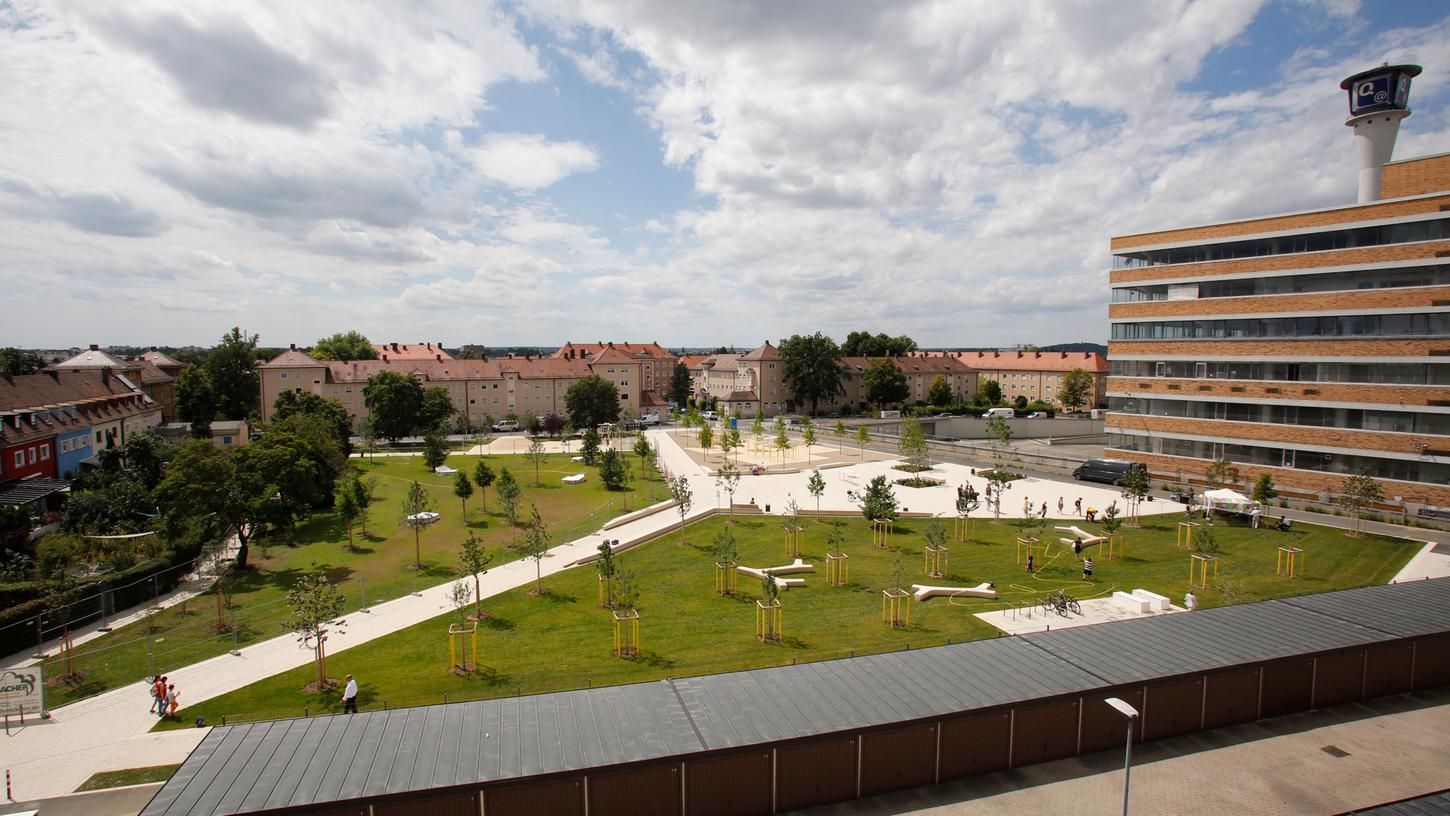 Der Quellepark gehört zu den Leuchtturmprojekten aus dem Masterplan Freiraum. Hier wurde eine komplett versiegelte Fläche in Grün entsiegelt.
Der Quellepark gehört zu den Leuchtturmprojekten aus dem Masterplan Freiraum. Hier wurde eine komplett versiegelte Fläche in Grün entsiegelt.