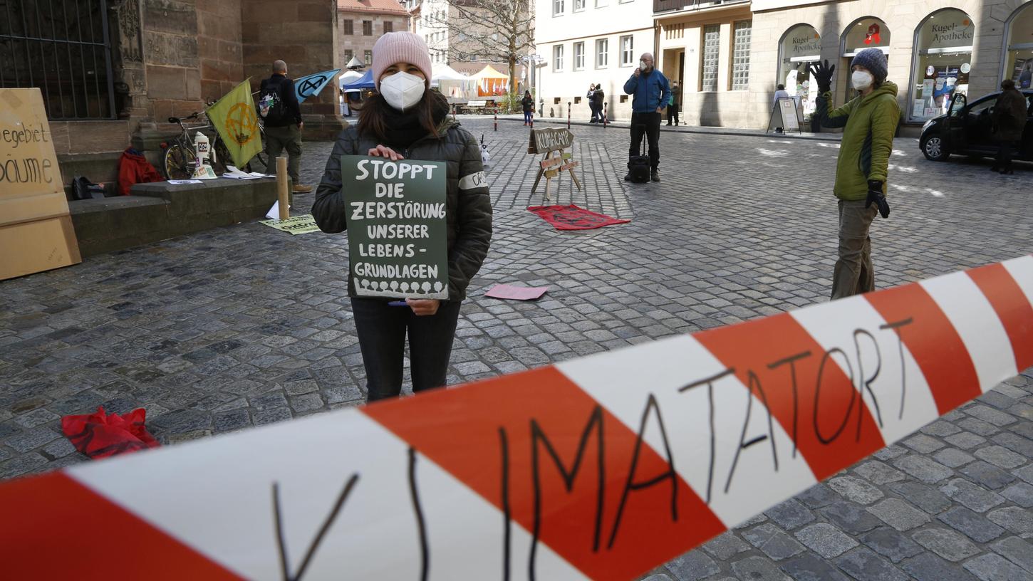 Die Aktivisten von "Extinction Rebellion" demonstrierten vor dem Rathaus für den Erhalt von Bäumen. Sie protestierten aber nicht nur gegen den Standort Fischbach/Altenfurt für das ICE-Werk, sondern vor allem auch gegen den Bebauungsplan Gleiwitzer Straße, das ebenfalls auf der Tagesordnung des Stadtplanungsausschusses stand. 