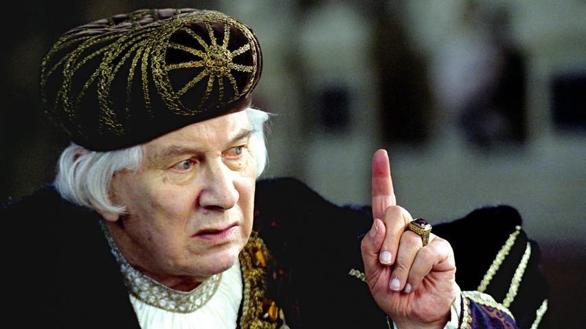 Als Friedrich der Weise hebt Sir Peter Ustinov im Kinofilm "Luther" warnend seinen Zeigefinger (Szenenfoto) - in seiner letzten Kino-Rolle war er im Oktober 2003 zu sehen. 
