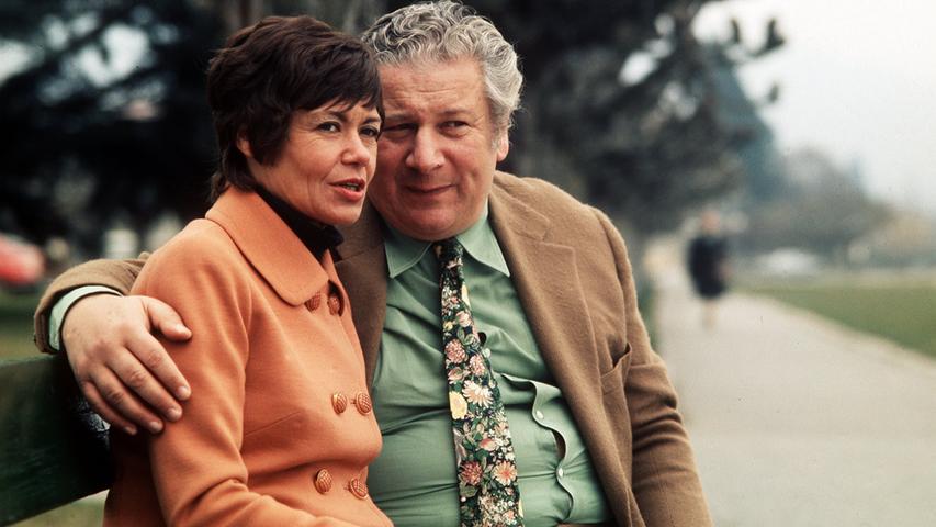 Sir Peter Ustinov und seine dritte Frau Helene sitzen im Februar 1974 auf einer Bank an der Uferpromenade am Genfer See.