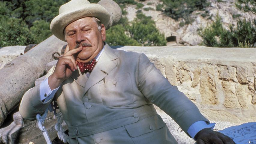 Meisterdetektiv Hercule Poirot (Peter Ustinov) in einer Szene des Films «Das Böse unter der Sonne» (1982). 