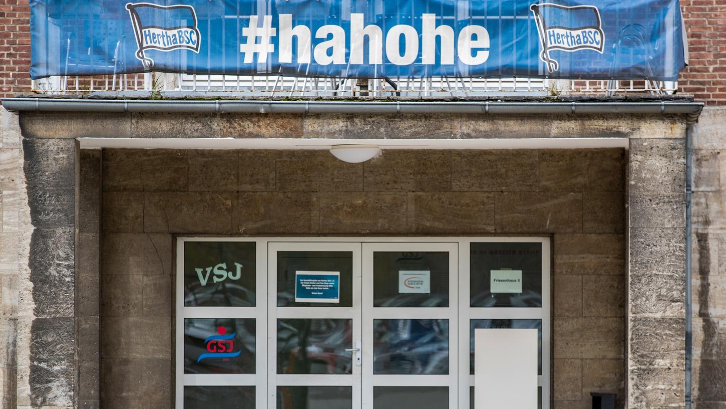 Das gesamte Team des Erstligisten Hertha BSC muss in Quarantäne. Das hat nun Spielausfälle zur Folge.
Das gesamte Team des Erstligisten Hertha BSC muss in Quarantäne. Das hat nun Spielausfälle zur Folge.