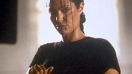 Bevor sie den Sprung auf die Leinwand schaffte, kannten viele die Archäologin "Lara Croft" schon aus der Videospielreihe. 2001 wurden die Abenteuer der reichen Erbin dann verfilmt - mit Angelina Jolie in der Hauptrolle. 2003 erschien die Fortsetzung "Die Wiege des Lebens", ebenfalls mit Jolie. Als 2013 die Spielereihe mit "Tomb Raider" gerebootet wurde, entschloss man sich, auch die Filme neu aufzulegen. Dies passierte 2018 mit Alicia Vikander als Lara Croft.