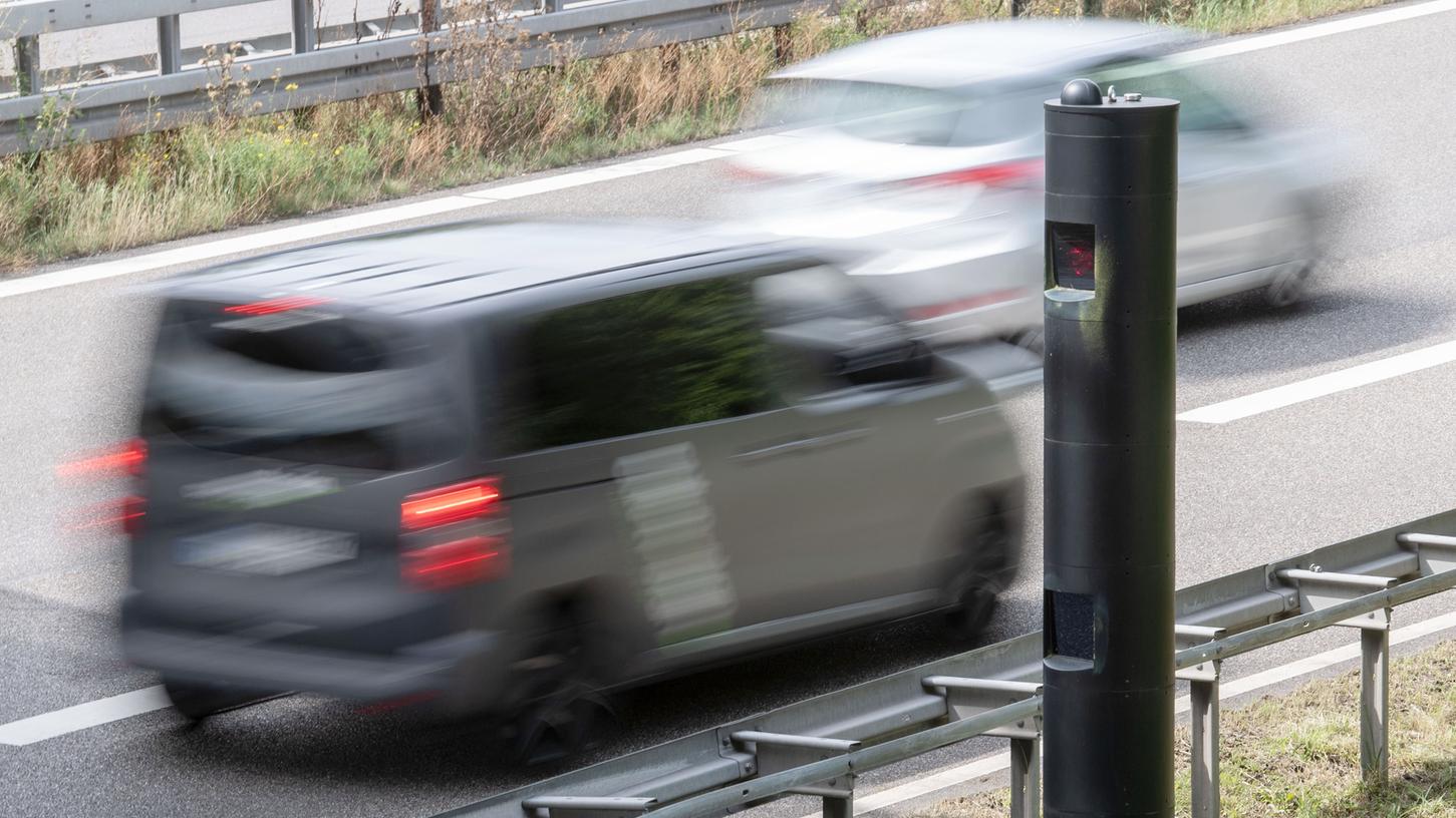 Die Verkehrsminister von Bund und Ländern haben sich nach monatelangem Tauziehen auf einen neuen Bußgeldkatalog geeinigt.
Die Verkehrsminister von Bund und Ländern haben sich nach monatelangem Tauziehen auf einen neuen Bußgeldkatalog geeinigt.