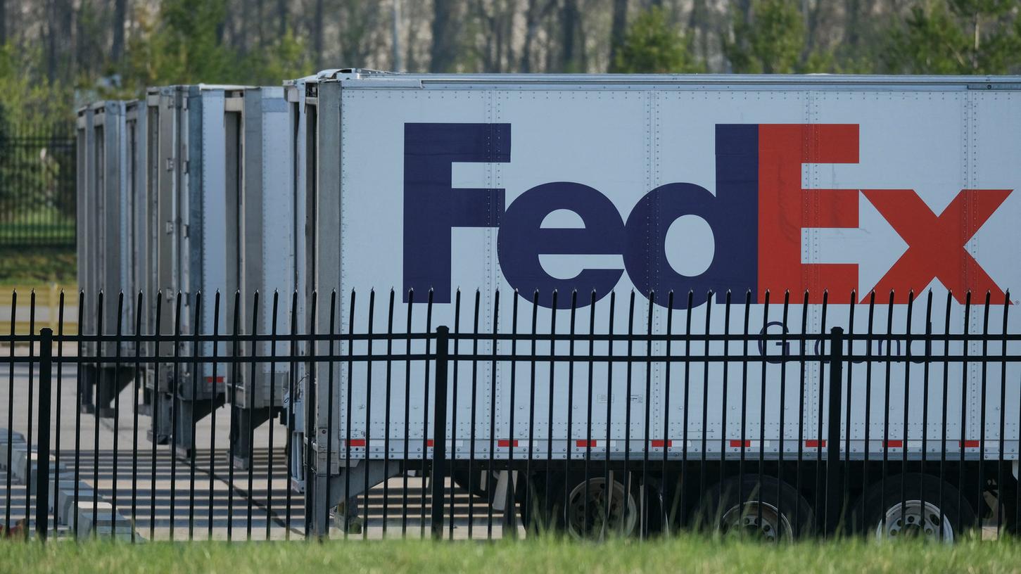 Der Vorfall hatte sich am späten Donnerstagabend (Ortszeit) in Indianapolis im US-Bundesstaat Indiana in einem Paketzentrum des Logistikunternehmens Fedex ereignet.