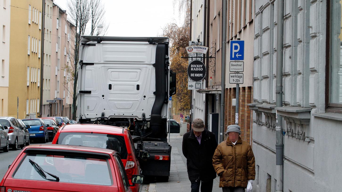 Egal ob Lkw, Kleintransporter oder Wohnmobil: geparkte Großfahrzeuge sorgen für Unmut bei Anwohnern. 