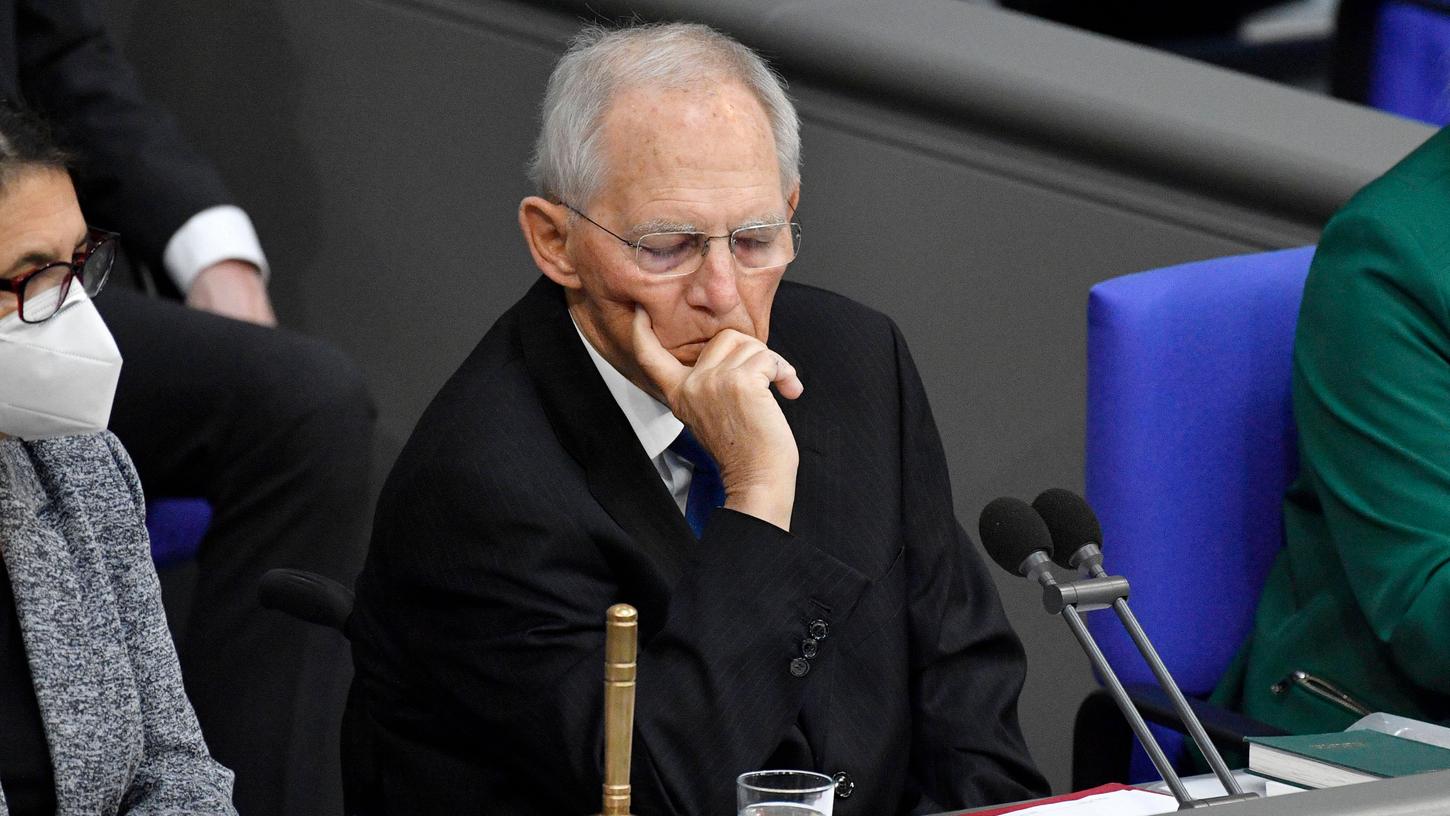 Bundestagspräsident Wolfgang Schäuble verfolgt eine Rede im Berliner Parlament.