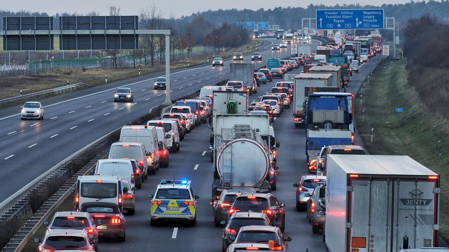 Das Bilden von Rettungsgassen funktioniert nach Einschätzung des Leiters der Autobahnpolizei Feucht noch immer nicht.
Das Bilden von Rettungsgassen funktioniert nach Einschätzung des Leiters der Autobahnpolizei Feucht noch immer nicht.