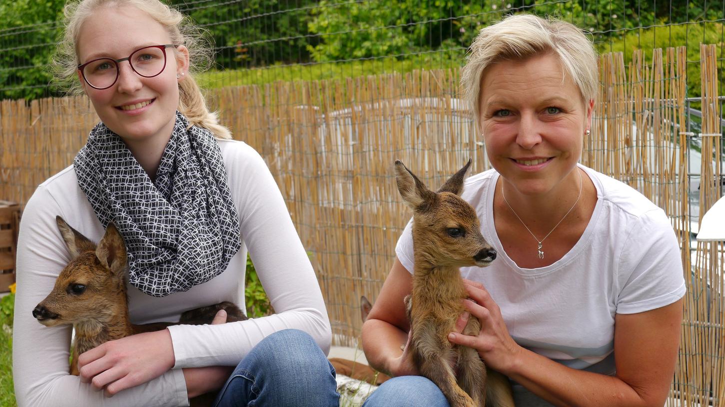 Sissi und Penny haben Simone (re.) und Celine Schmidt im Vorjahr per Hand aufgezogen. Demnächst beginnt für die "Rehkitzrettung Franken" wieder die Arbeit.