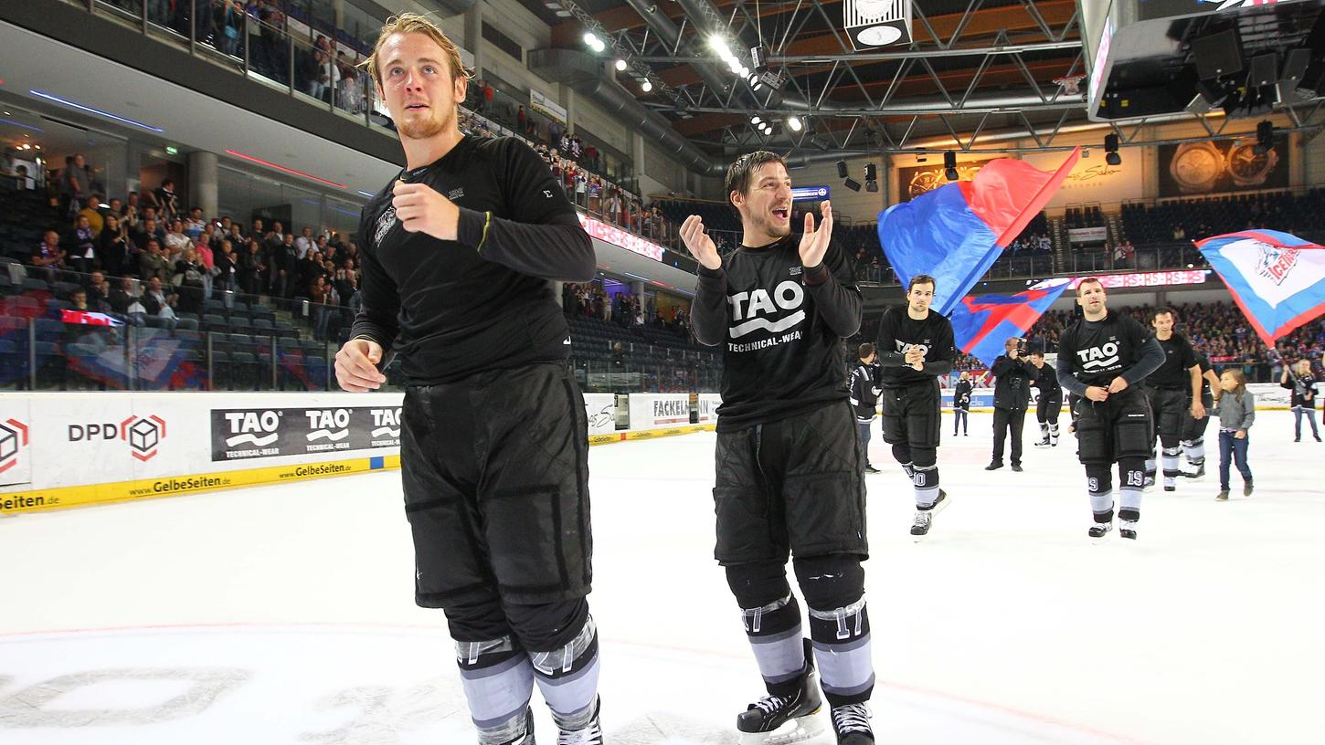 Die erste von vielen Ehrenrunden: Zusammen mit Tim Schüle genießt Reimer den ersten Heimsieg nach dem ersten Spiel mit den Ice Tigers. 
