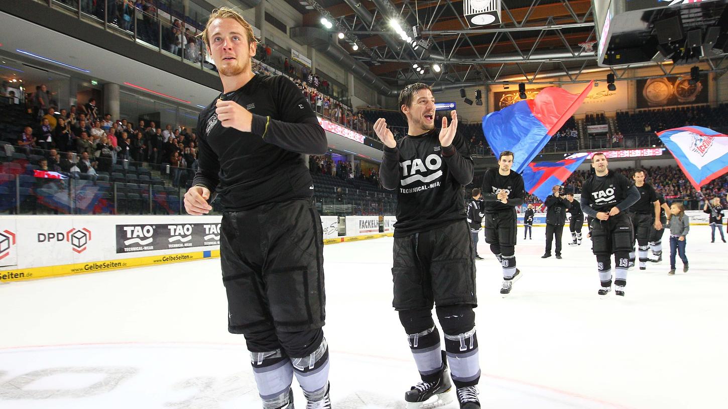 Die erste von vielen Ehrenrunden: Zusammen mit Tim Schüle genießt Reimer den ersten Heimsieg nach dem ersten Spiel mit den Ice Tigers. Die erste von vielen Ehrenrunden: Zusammen mit Tim Schüle genießt Reimer den ersten Heimsieg nach dem ersten Spiel mit den Ice Tigers.