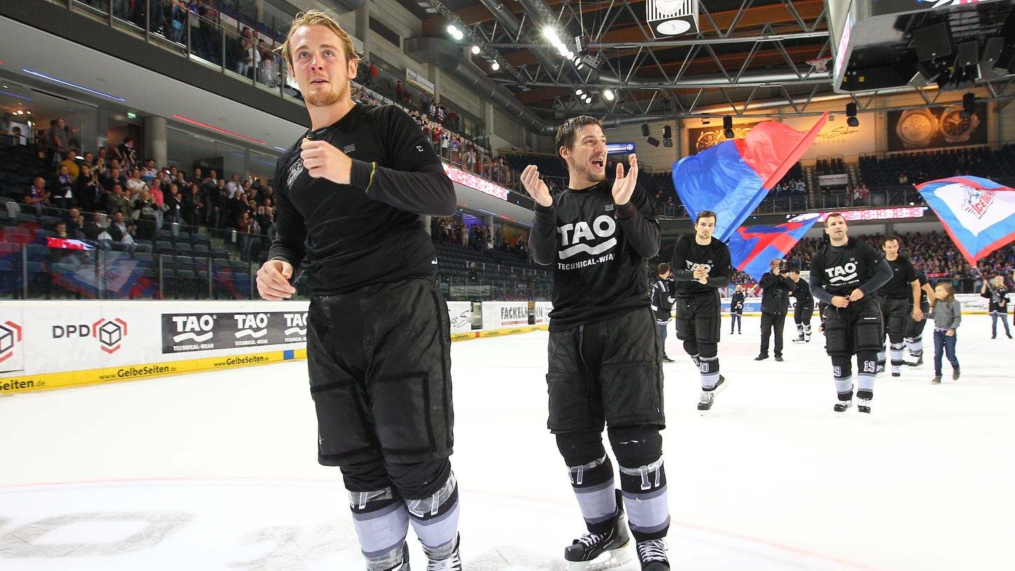 Die erste von vielen Ehrenrunden: Zusammen mit Tim Schüle genießt Reimer den ersten Heimsieg nach dem ersten Spiel mit den Ice Tigers. 