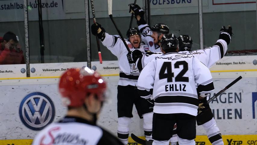 Endlich: In der 87. Minute entscheidet Reimer Marathon-Playoff-Spiel in Wolfsburg. Endlich: In der 87. Minute entscheidet Reimer Marathon-Playoff-Spiel in Wolfsburg.