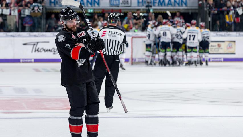 Die Leere nach dem Aus: Das 2:3 gegen die Eisbären war zugleich Reimers letztes Spiel an der Seite von Steven Reinprecht. 