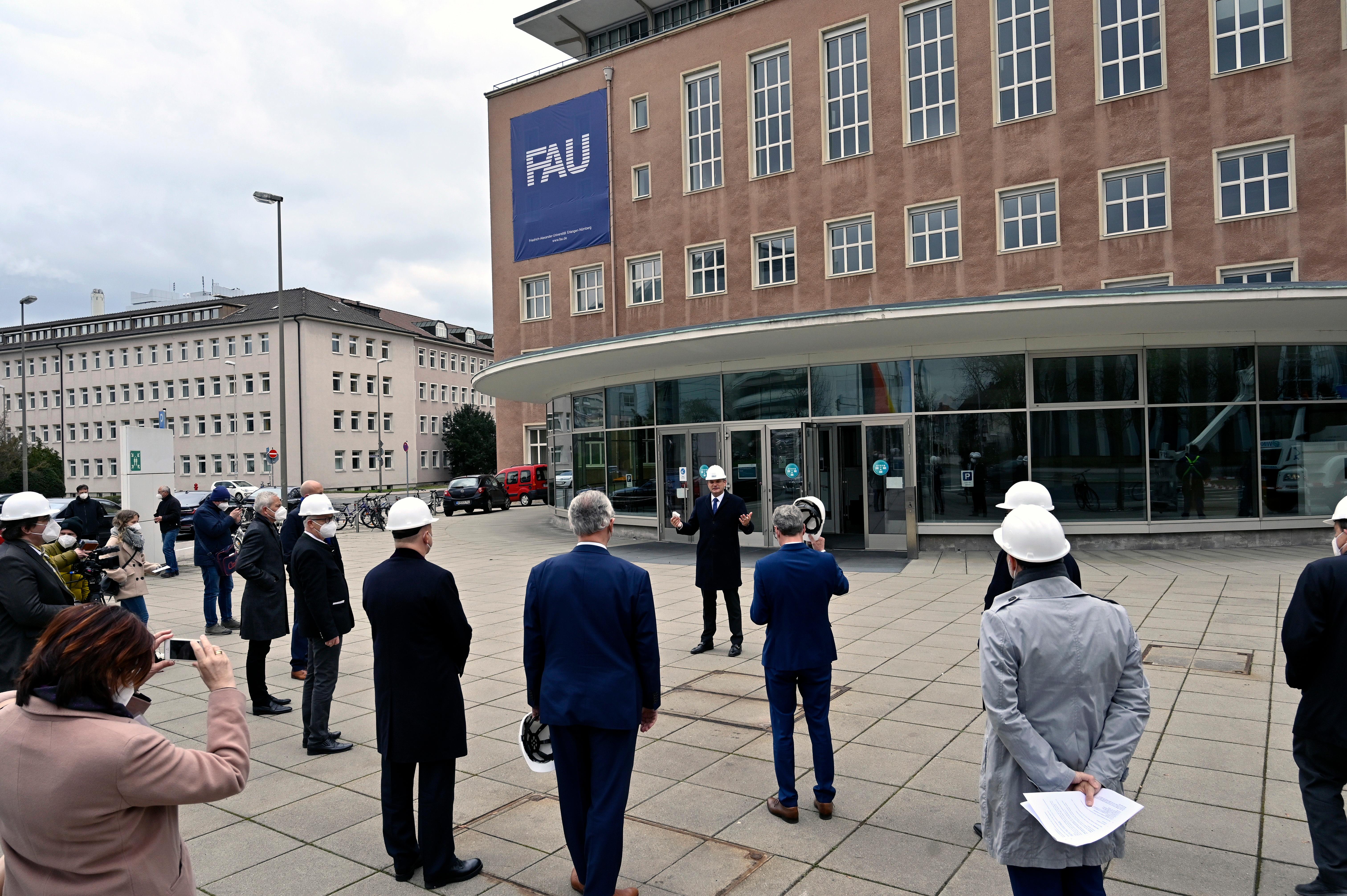 Bereits im Dezember wurden die Schlüssel zum Erlanger „Himbeerpalast“ von der Siemens AG an die FAU übergeben – nun hat die Universität das Gebäude ganz offiziell übernommen. Um die Übergabe auch nach außen hin sichtbar zu markieren, wurde während des Termins symbolisch der erste Buchstabe des Siemens-Schriftzugs vom Gebäude entfernt – in Zukunft ist dann Platz für das FAU-Logo.