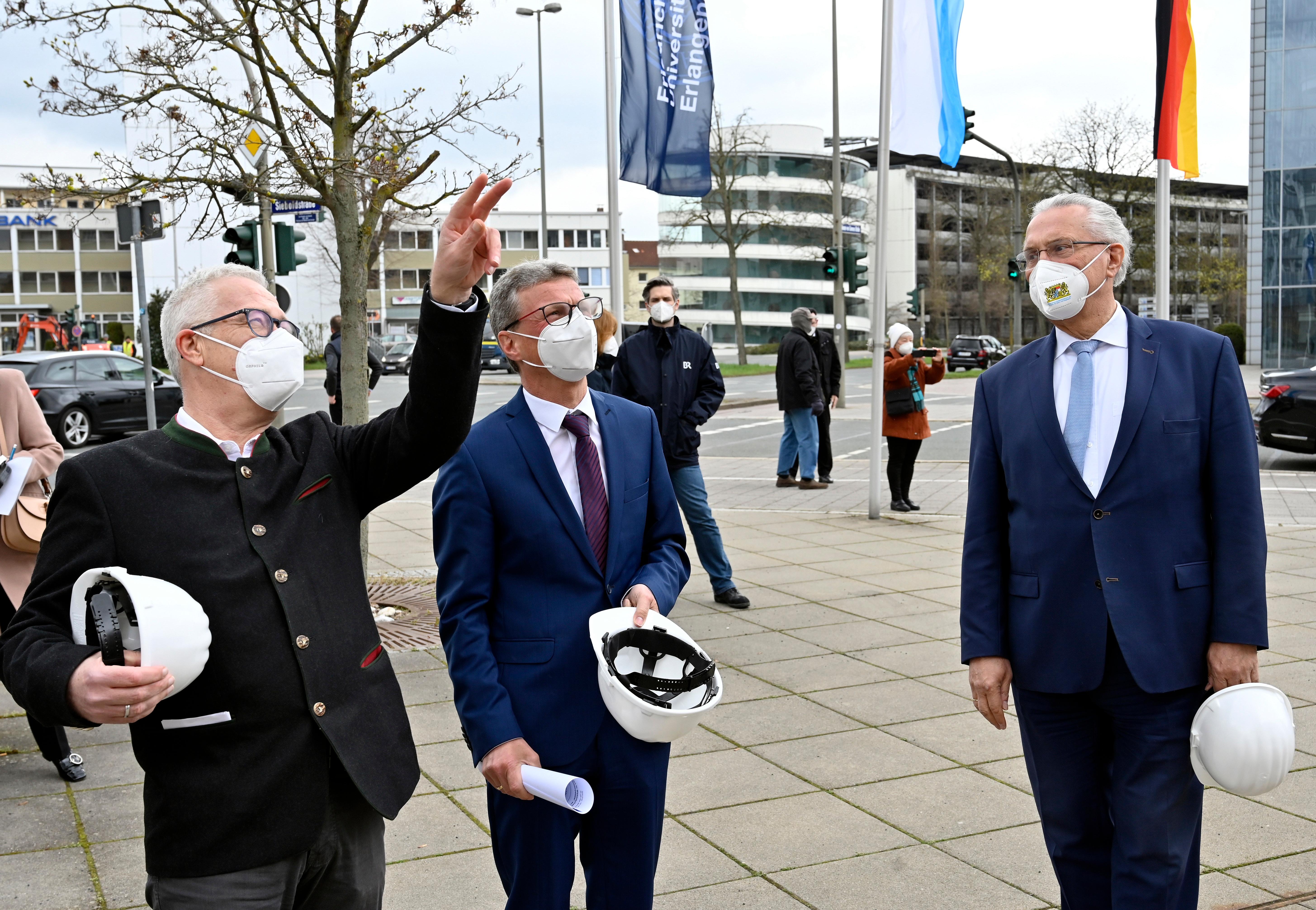 Bereits im Dezember wurden die Schlüssel zum Erlanger „Himbeerpalast“ von der Siemens AG an die FAU übergeben – nun hat die Universität das Gebäude ganz offiziell übernommen. Um die Übergabe auch nach außen hin sichtbar zu markieren, wurde während des Termins symbolisch der erste Buchstabe des Siemens-Schriftzugs vom Gebäude entfernt – in Zukunft ist dann Platz für das FAU-Logo.