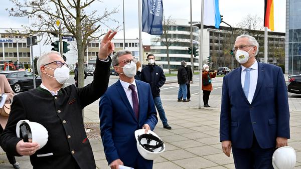 Bereits im Dezember wurden die Schlüssel zum Erlanger „Himbeerpalast“ von der Siemens AG an die FAU übergeben – nun hat die Universität das Gebäude ganz offiziell übernommen. Um die Übergabe auch nach außen hin sichtbar zu markieren, wurde während des Termins symbolisch der erste Buchstabe des Siemens-Schriftzugs vom Gebäude entfernt – in Zukunft ist dann Platz für das FAU-Logo.