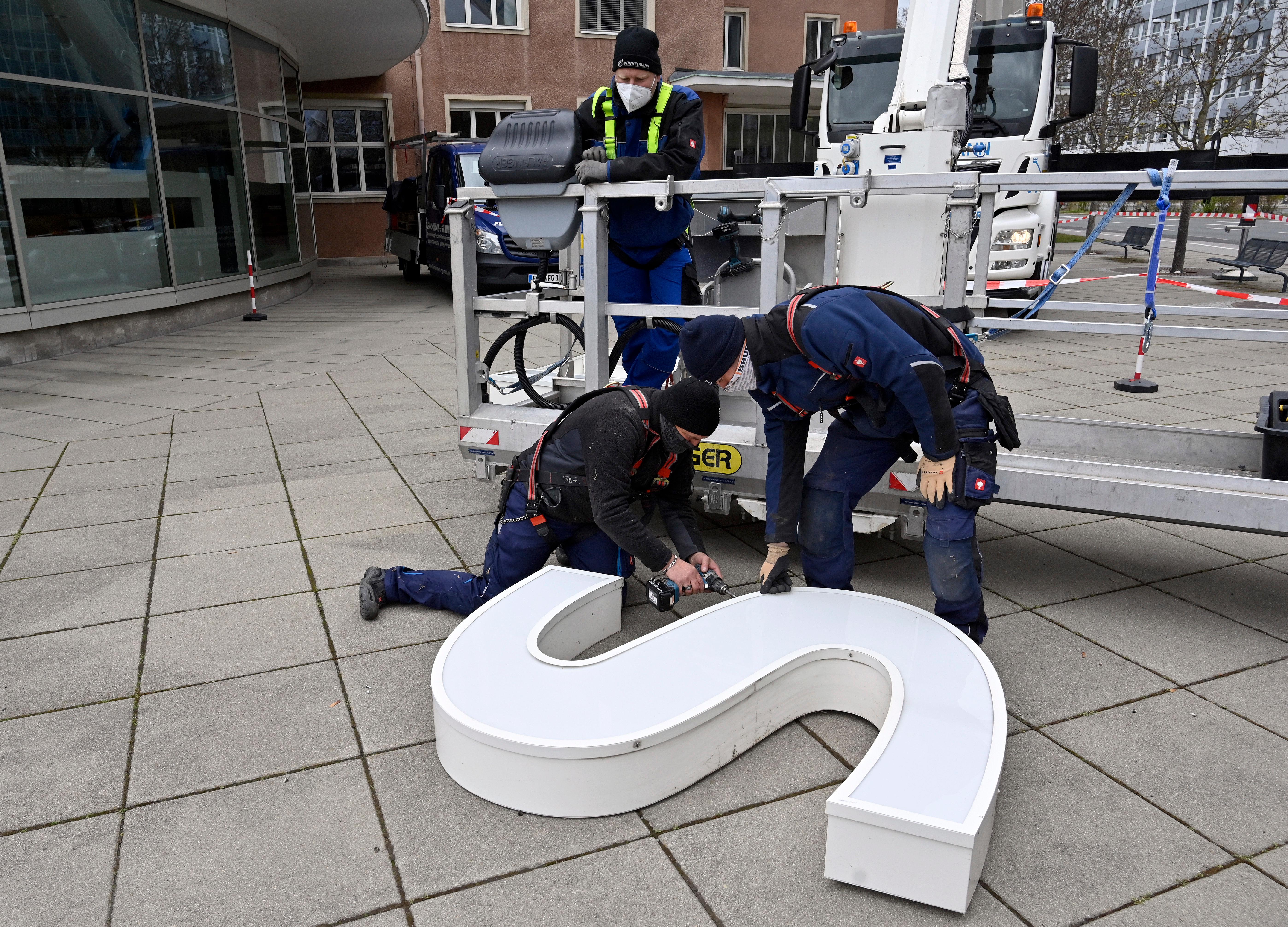 Bereits im Dezember wurden die Schlüssel zum Erlanger „Himbeerpalast“ von der Siemens AG an die FAU übergeben – nun hat die Universität das Gebäude ganz offiziell übernommen. Um die Übergabe auch nach außen hin sichtbar zu markieren, wurde während des Termins symbolisch der erste Buchstabe des Siemens-Schriftzugs vom Gebäude entfernt – in Zukunft ist dann Platz für das FAU-Logo.