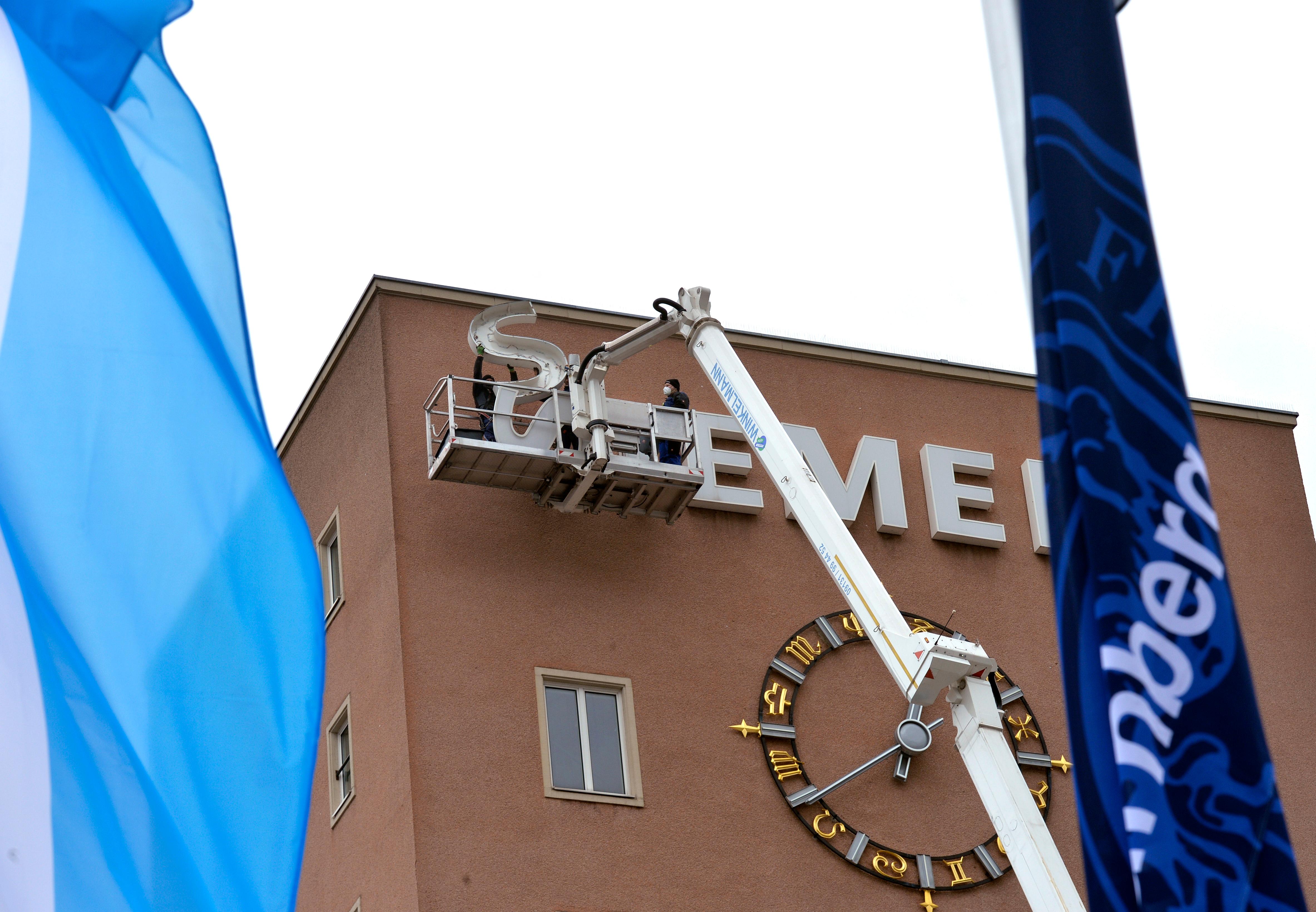 Bereits im Dezember wurden die Schlüssel zum Erlanger „Himbeerpalast“ von der Siemens AG an die FAU übergeben – nun hat die Universität das Gebäude ganz offiziell übernommen. Um die Übergabe auch nach außen hin sichtbar zu markieren, wurde während des Termins symbolisch der erste Buchstabe des Siemens-Schriftzugs vom Gebäude entfernt – in Zukunft ist dann Platz für das FAU-Logo.