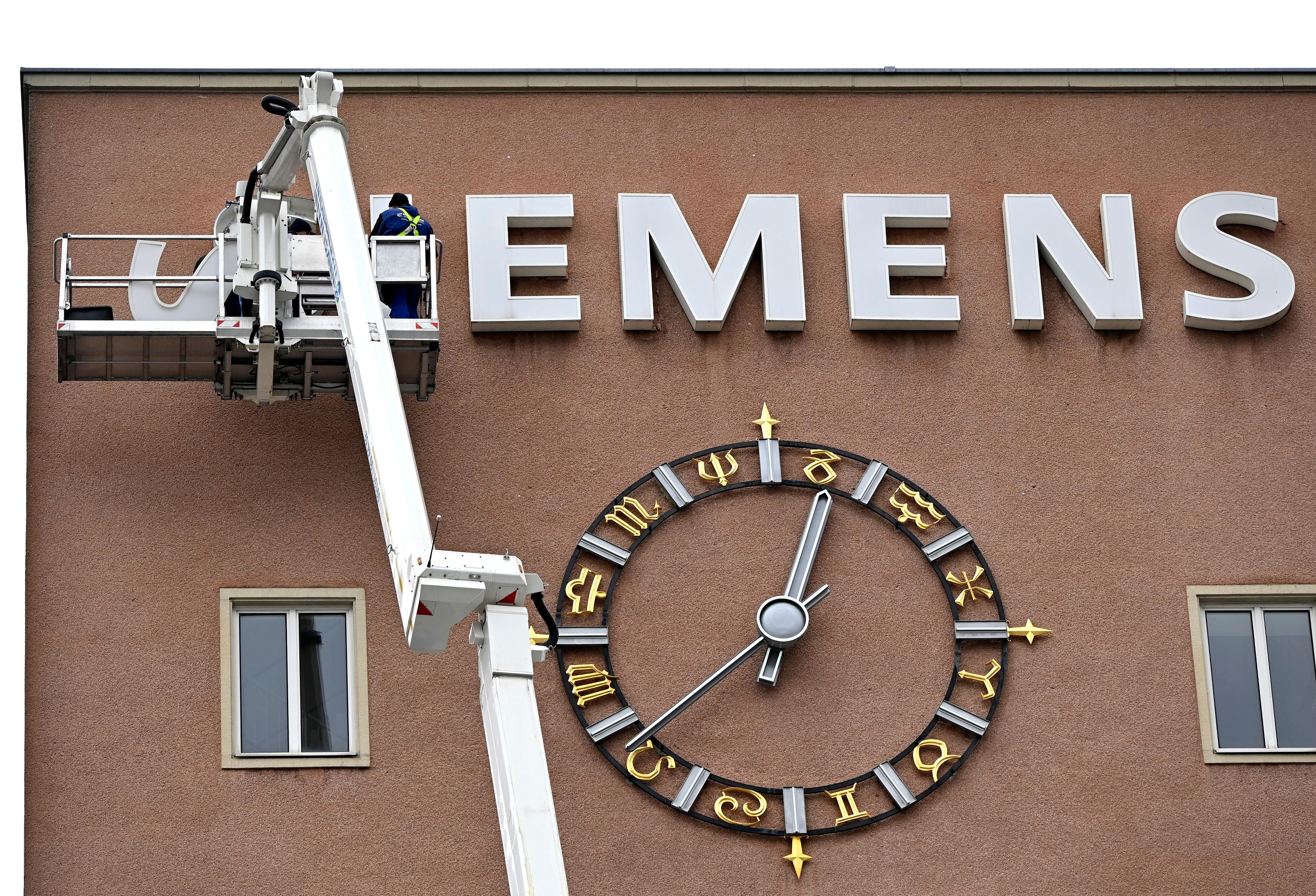 Bereits im Dezember wurden die Schlüssel zum Erlanger „Himbeerpalast“ von der Siemens AG an die FAU übergeben – nun hat die Universität das Gebäude ganz offiziell übernommen. Um die Übergabe auch nach außen hin sichtbar zu markieren, wurde während des Termins symbolisch der erste Buchstabe des Siemens-Schriftzugs vom Gebäude entfernt – in Zukunft ist dann Platz für das FAU-Logo.