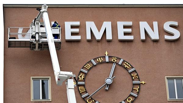 Bereits im Dezember wurden die Schlüssel zum Erlanger „Himbeerpalast“ von der Siemens AG an die FAU übergeben – nun hat die Universität das Gebäude ganz offiziell übernommen. Um die Übergabe auch nach außen hin sichtbar zu markieren, wurde während des Termins symbolisch der erste Buchstabe des Siemens-Schriftzugs vom Gebäude entfernt – in Zukunft ist dann Platz für das FAU-Logo.