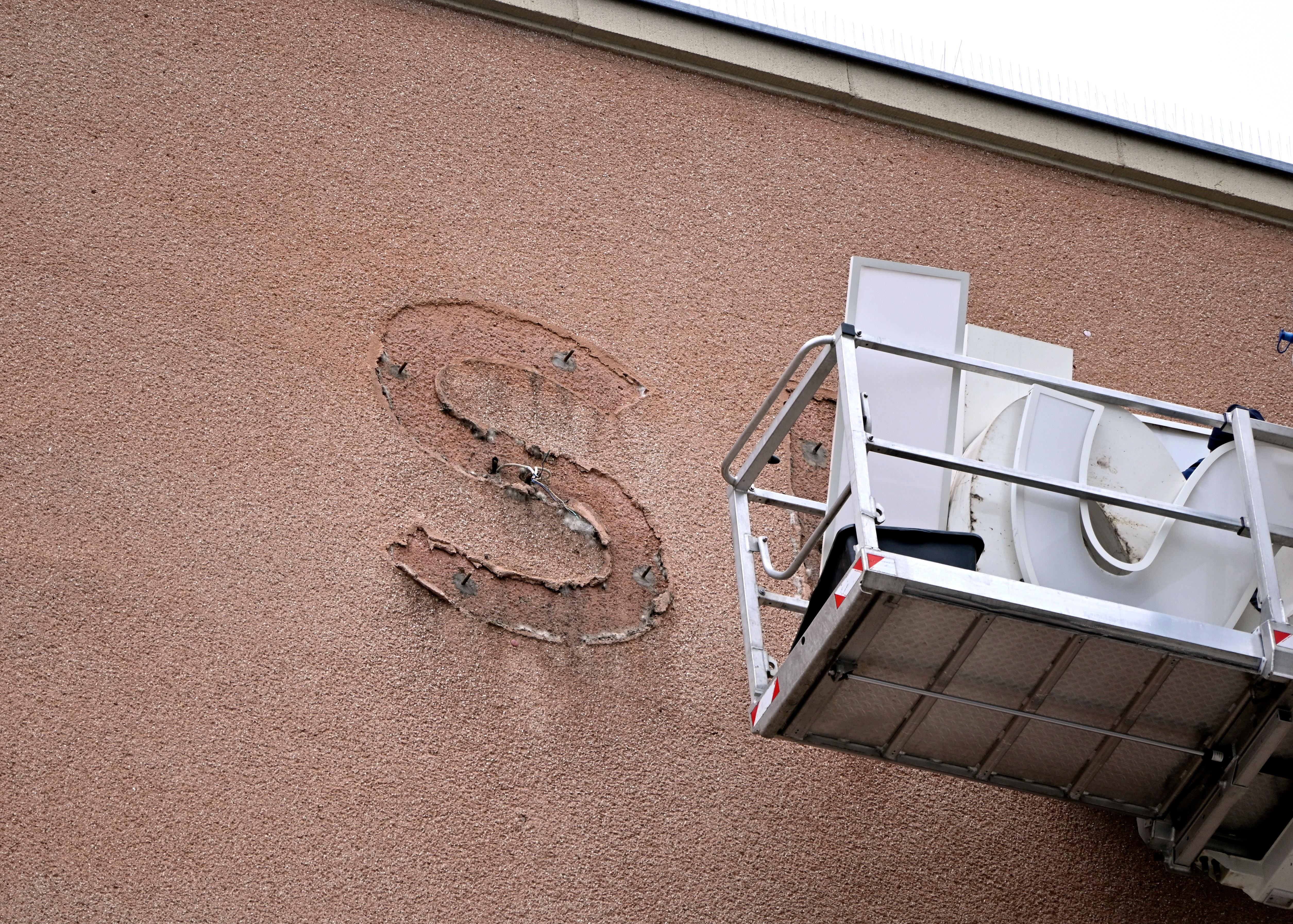 Bereits im Dezember wurden die Schlüssel zum Erlanger „Himbeerpalast“ von der Siemens AG an die FAU übergeben – nun hat die Universität das Gebäude ganz offiziell übernommen. Um die Übergabe auch nach außen hin sichtbar zu markieren, wurde während des Termins symbolisch der erste Buchstabe des Siemens-Schriftzugs vom Gebäude entfernt – in Zukunft ist dann Platz für das FAU-Logo.