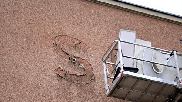 Bereits im Dezember wurden die Schlüssel zum Erlanger „Himbeerpalast“ von der Siemens AG an die FAU übergeben – nun hat die Universität das Gebäude ganz offiziell übernommen. Um die Übergabe auch nach außen hin sichtbar zu markieren, wurde während des Termins symbolisch der erste Buchstabe des Siemens-Schriftzugs vom Gebäude entfernt – in Zukunft ist dann Platz für das FAU-Logo.