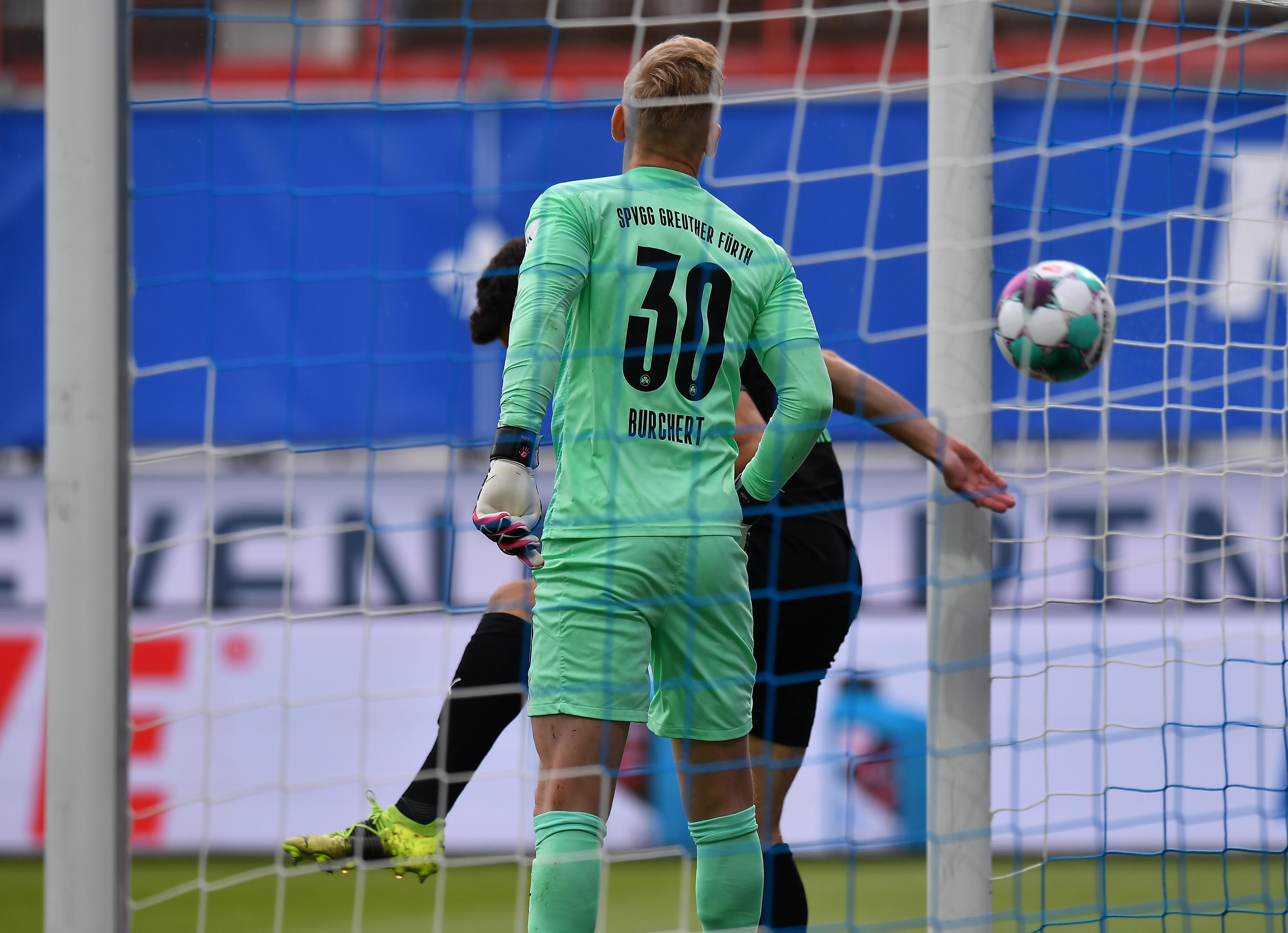 Einmal mehr konnte der Kleeblatt-Keeper bei den Gegentoren nichts ausrichten. Fürths Torhüter lieferte eine tadellose Partei, musste aber zweimal den Ball aus dem Netz fischen. kicker: 3,5 | User: 2,6 (89 Stimmen)