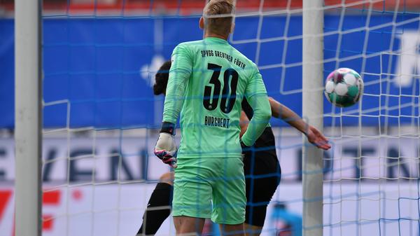 Einmal mehr konnte der Kleeblatt-Keeper bei den Gegentoren nichts ausrichten. Fürths Torhüter lieferte eine tadellose Partei, musste aber zweimal den Ball aus dem Netz fischen. kicker: 3,5 | User: 2,6 (89 Stimmen)