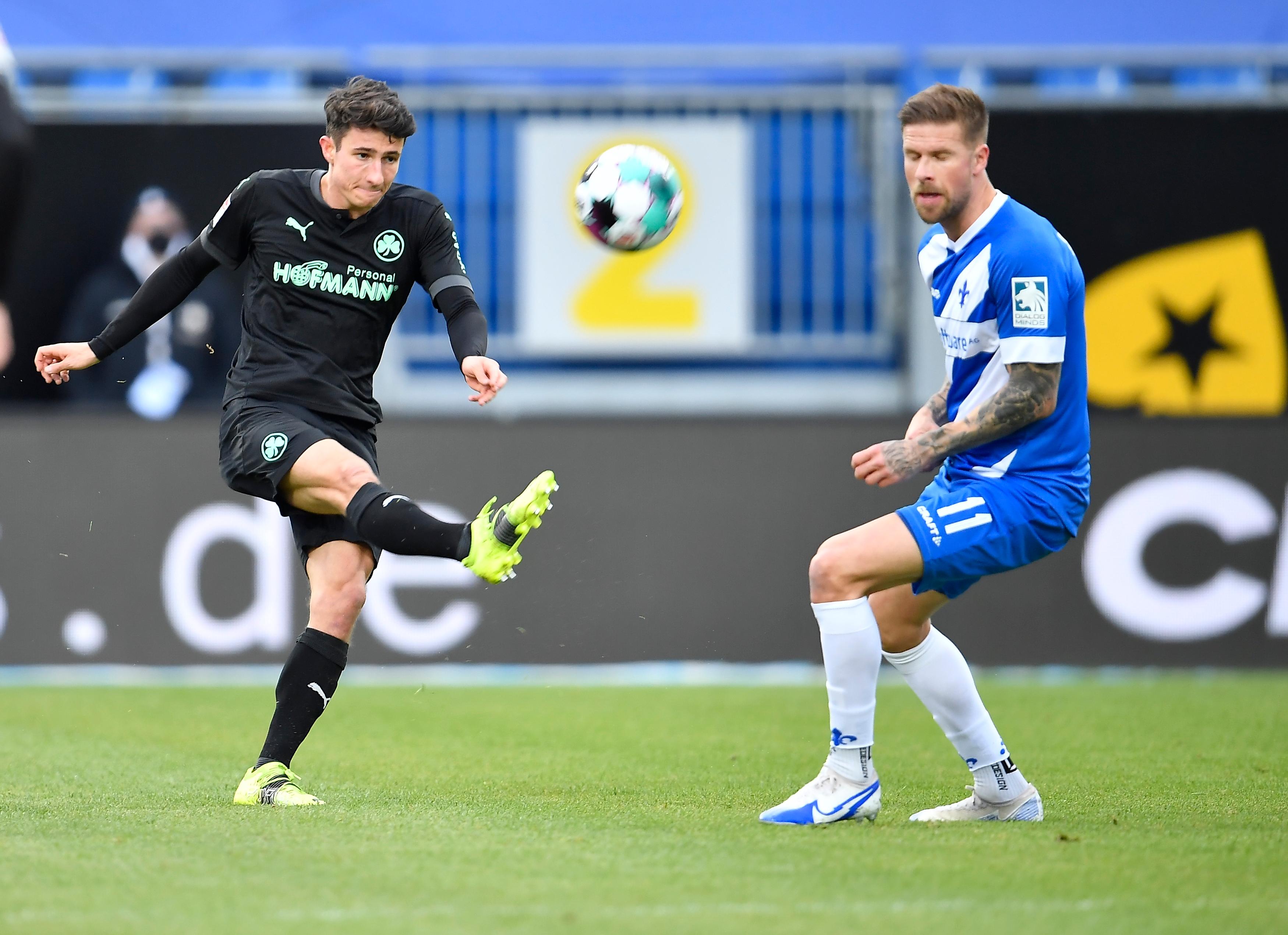 Auf der rechten Seite bemüht, aber auch über seine rechte Seite ging lange nur wenig Konstruktives nach vorne. Aber auch er wurde nach dem Seitenwechsel besser und effektiver. kicker: 3 | User: 2,7 (76 Stimmen)