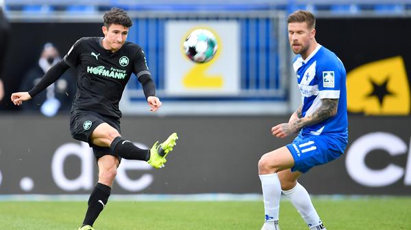 Auf der rechten Seite bemüht, aber auch über seine rechte Seite ging lange nur wenig Konstruktives nach vorne. Aber auch er wurde nach dem Seitenwechsel besser und effektiver. kicker: 3 | User: 2,7 (76 Stimmen)