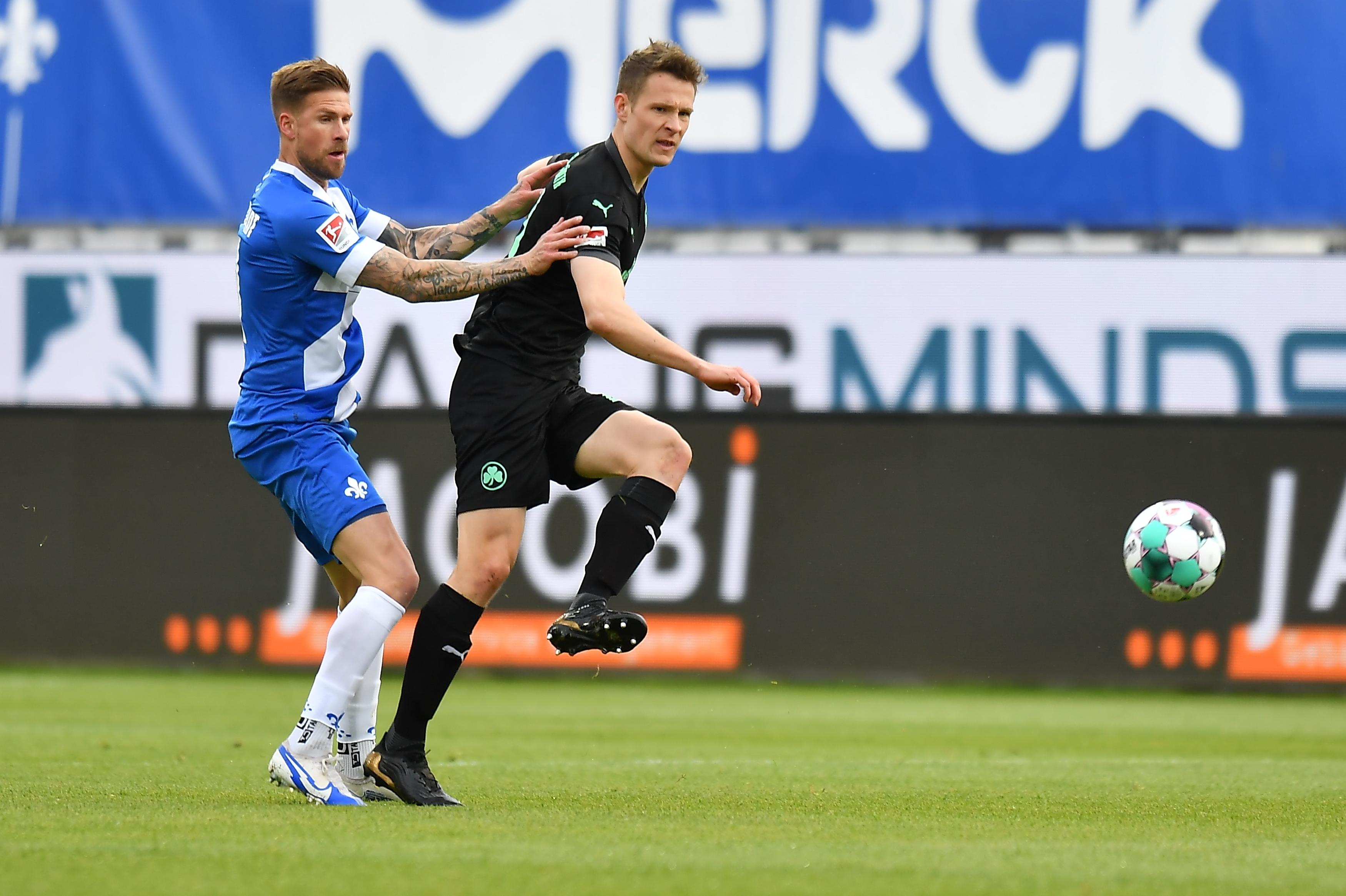 Verursachte mit einem Handspiel den Freistoß von Tobias Kempe, der schon in der zweiten Minute den 0:1-Rückstand bedeutete. Kassierte kurz danach auch eine Gelbe Karte. Steigerte sich nach der Pause und einer durchwachsenen Leistung. kicker: 4 | User: 3,9 (77 Stimmen)