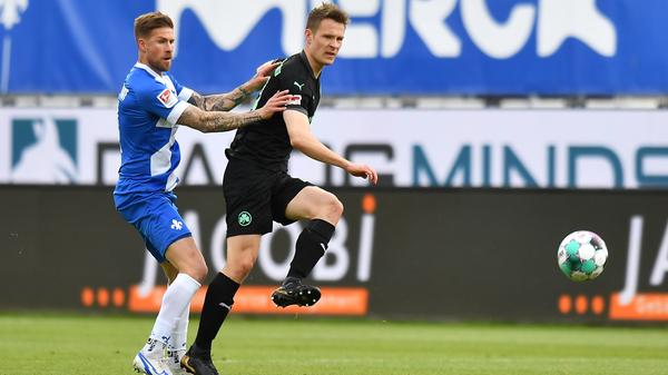 Verursachte mit einem Handspiel den Freistoß von Tobias Kempe, der schon in der zweiten Minute den 0:1-Rückstand bedeutete. Kassierte kurz danach auch eine Gelbe Karte. Steigerte sich nach der Pause und einer durchwachsenen Leistung. kicker: 4 | User: 3,9 (77 Stimmen)