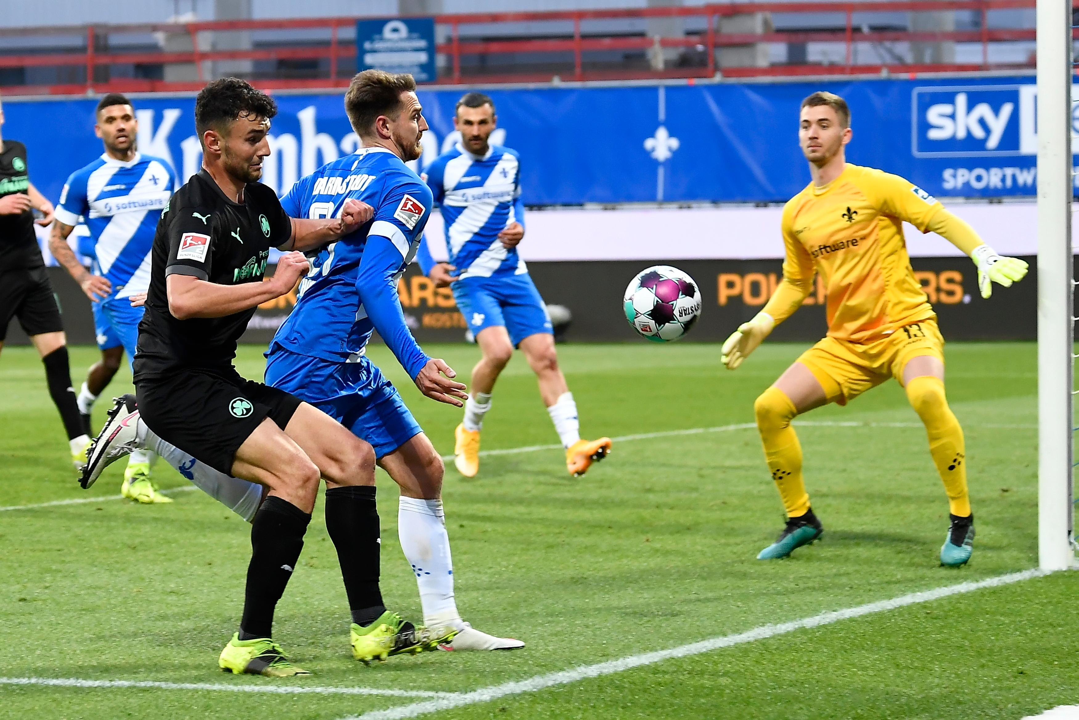 Vielleicht hätte er den Freistoß von Tobias Kempe wegköpfen können, bevor dieser zum 0:1 einschlug. Vielleicht auch nicht. War vor dem 0:2 sichtbar überrascht davon, dass Victor Palsson den Ball für Serdar Dursun durchließ. kicker: 4,5 | User: 3,3 (77 Stimmen)