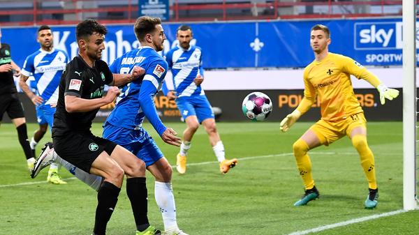 Vielleicht hätte er den Freistoß von Tobias Kempe wegköpfen können, bevor dieser zum 0:1 einschlug. Vielleicht auch nicht. War vor dem 0:2 sichtbar überrascht davon, dass Victor Palsson den Ball für Serdar Dursun durchließ. kicker: 4,5 | User: 3,3 (77 Stimmen)