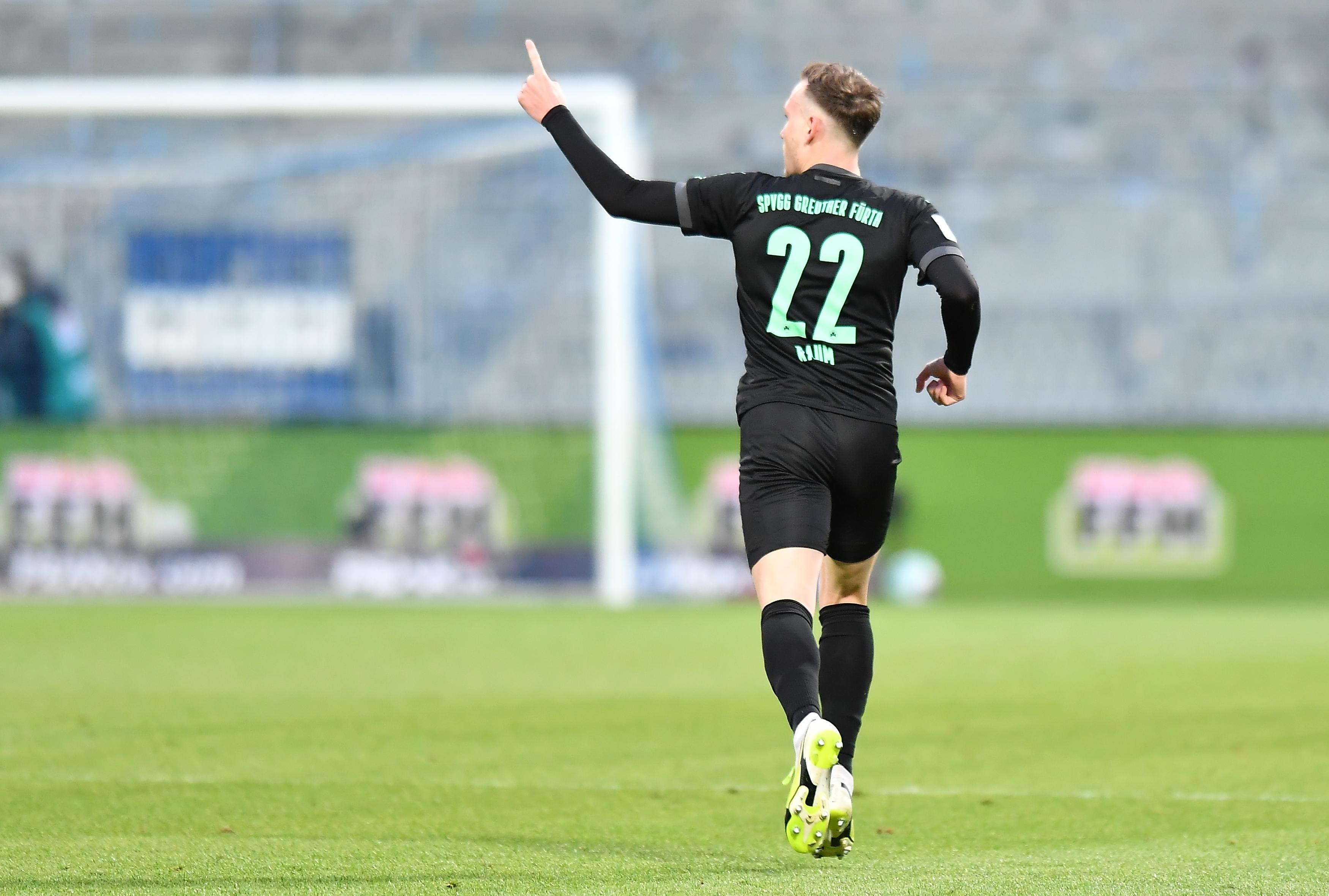 Seine energischen Flankenläufe fehlten lange im Spiel des Kleeblatts, als es in der letzten halben Stunde häufiger nach vorne ging, war auch Raum wieder mit von der Partie. Der beste Vorbereiter der zweiten Liga köpfte das 2:2 und ermöglichte damit den Punktgewinn. kicker: 3,5 | User: 2,6 (72 Stimmen)