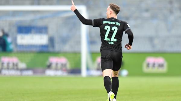 Seine energischen Flankenläufe fehlten lange im Spiel des Kleeblatts, als es in der letzten halben Stunde häufiger nach vorne ging, war auch Raum wieder mit von der Partie. Der beste Vorbereiter der zweiten Liga köpfte das 2:2 und ermöglichte damit den Punktgewinn. kicker: 3,5 | User: 2,6 (72 Stimmen)