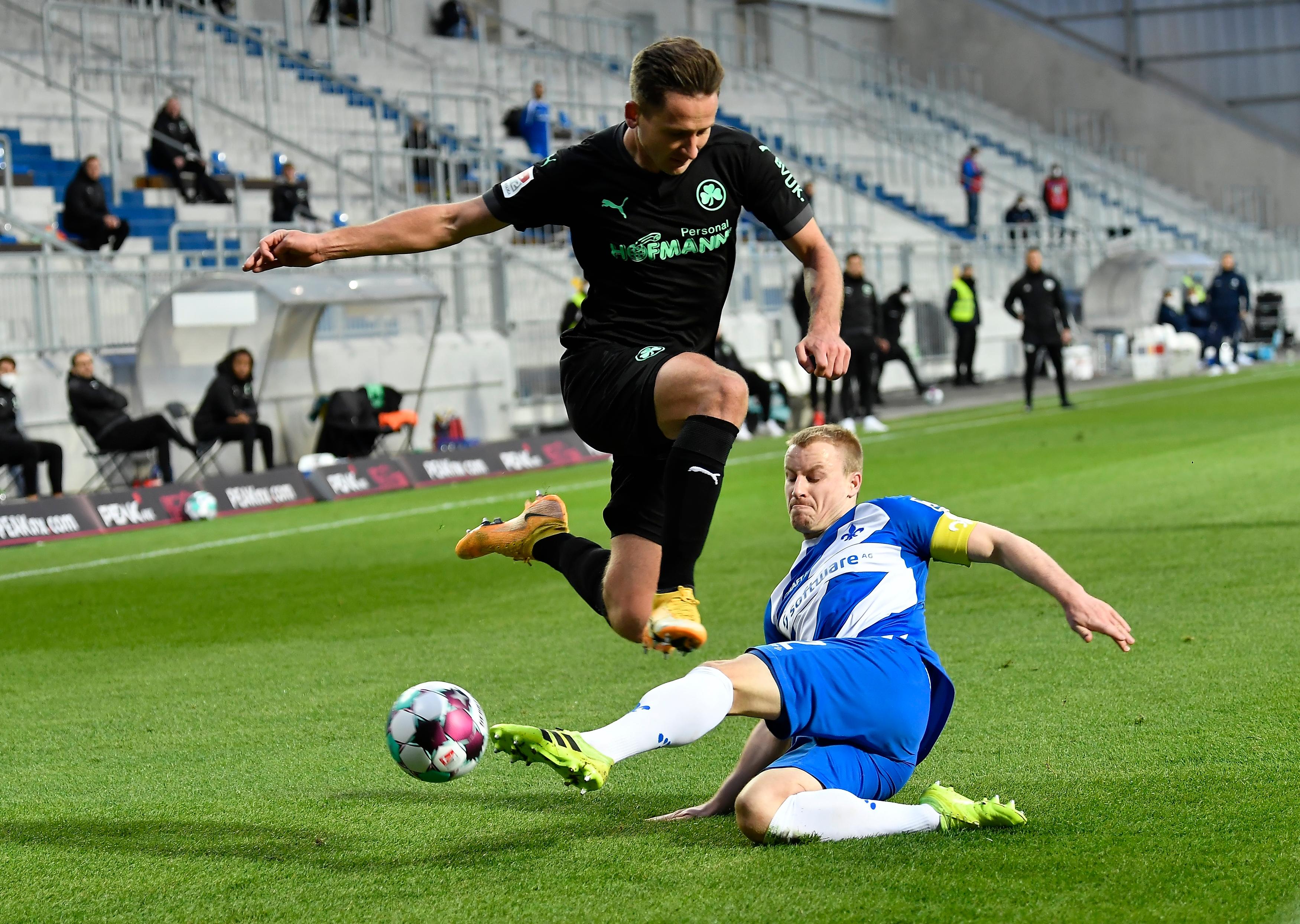 Er traf den Außenpfosten der Darmstädter fast mit dem Pausenpfiff, bereitete zudem das 2:2 durch David Raum vor. Bis zur Pause war der Fürther Taktgeber ziemlich blass, in der Druckphase der letzten halben Stunde aber da. kicker: 3 | User: 2,8 (72 Stimmen)