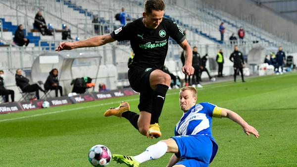 Er traf den Außenpfosten der Darmstädter fast mit dem Pausenpfiff, bereitete zudem das 2:2 durch David Raum vor. Bis zur Pause war der Fürther Taktgeber ziemlich blass, in der Druckphase der letzten halben Stunde aber da. kicker: 3 | User: 2,8 (72 Stimmen)