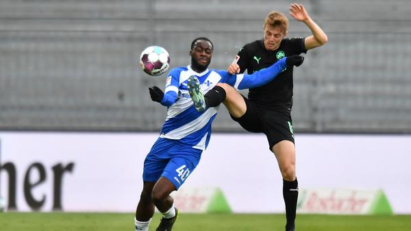 Nicht so präsent, nicht so energisch dabei den Gegner zu stören, wie er das schon häufig gezeigt hat. Fürths Zehner musste deswegen auch schon in der Pause in der Kabine bleiben. kicker: 4,5 | User: 4,4 (70 Stimmen)