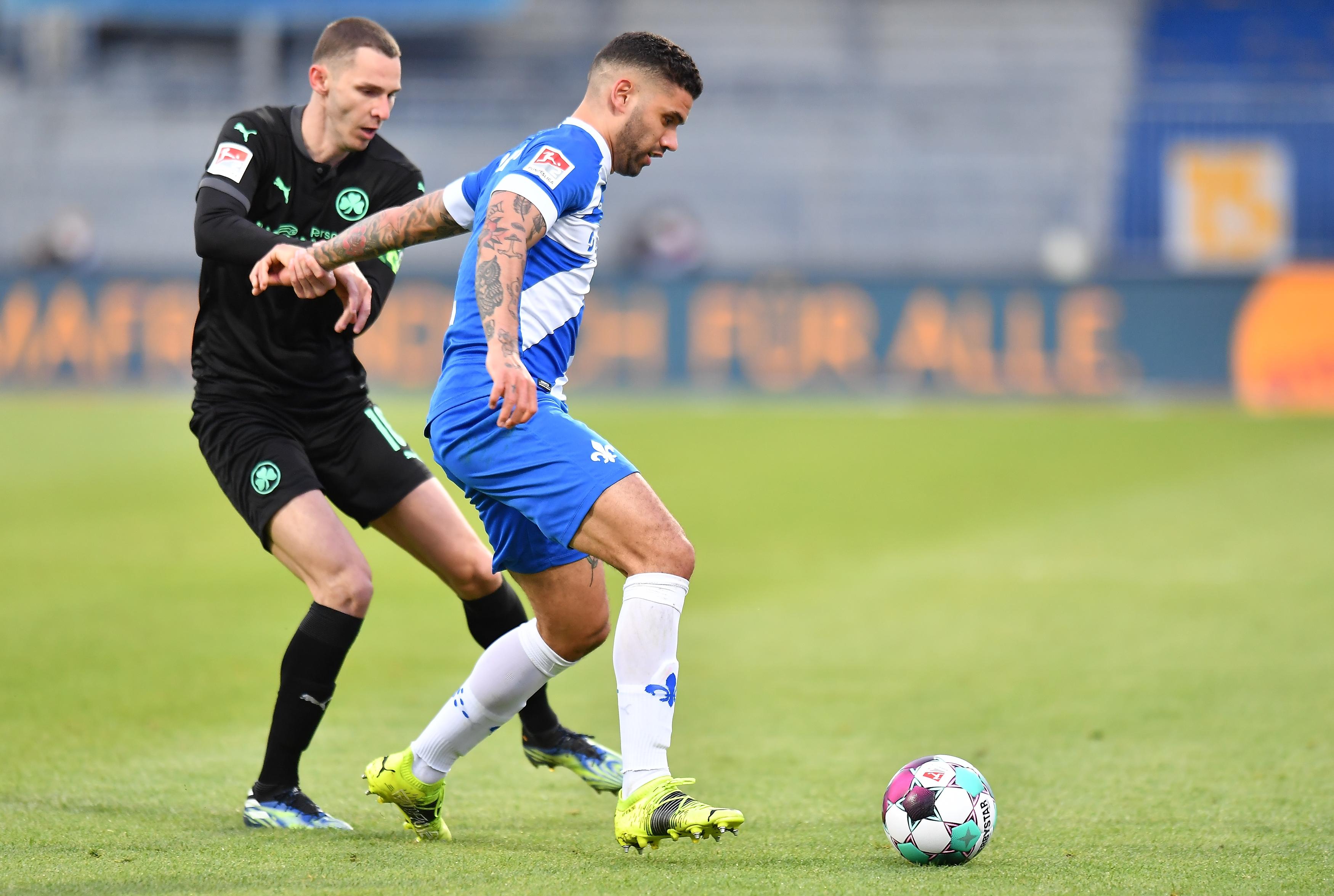 Der Kapitän der Fürther bereitet den 1:2-Anschlusstreffer durch Julian Green vor, hatte für seine Verhältnisse aber wenige auffällige Szenen. kicker: 3 | User: 3,5 (69 Stimmen)