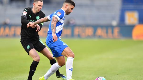 Der Kapitän der Fürther bereitet den 1:2-Anschlusstreffer durch Julian Green vor, hatte für seine Verhältnisse aber wenige auffällige Szenen. kicker: 3 | User: 3,5 (69 Stimmen)